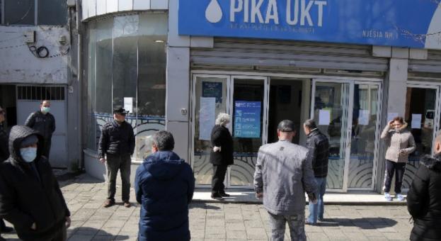 Албанците могат да излизат от дома само с разрешение с sms или по интернет