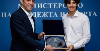 Министърът на младежта и спорта Иван Пешев награди пилота Никола Цолов