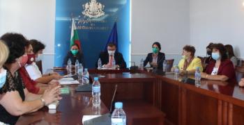 Министър Ангелов: Ще търсим начини за увеличение на възнагражденията в системата