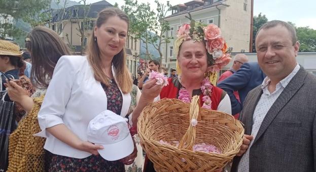 Министър Иванов в Карлово: Трябва да съхраним вековните традиции в отглеждането на рози