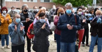 Десетки хора изпратиха лекарката от Сливен, починала от коронавируса