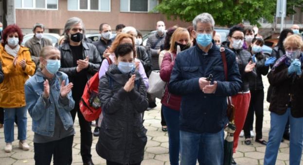 Десетки хора изпратиха лекарката от Сливен, починала от коронавируса