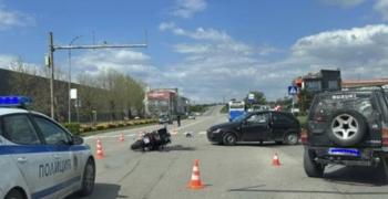 Кола и мотор се удариха в Казанлък
