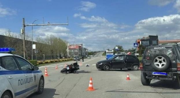 Кола и мотор се удариха в Казанлък 