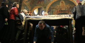 На Разпети петък минаваме под масата за здраве