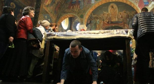 На Разпети петък минаваме под масата за здраве