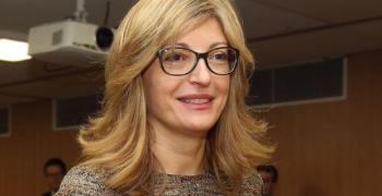 Захариева: Обсъждаме поетапно разхлабване на мерките за преминаването в съседни държави