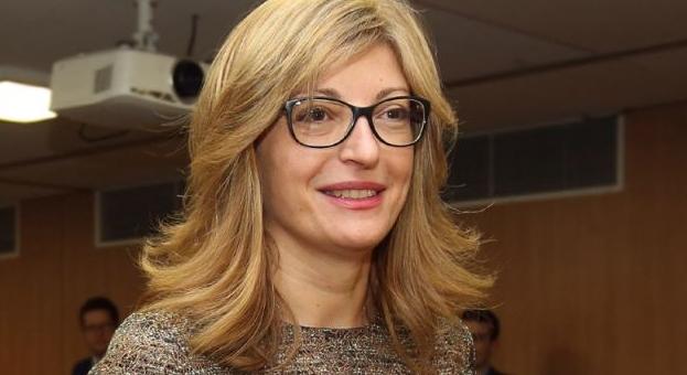 Захариева: Обсъждаме поетапно разхлабване на мерките за преминаването в съседни държави
