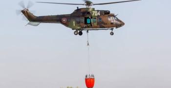 Военнослужещи от Сухопътните войски и Военновъздушните сили с два вертолета участват в потушаването на три големи пожара, възникнали в страната