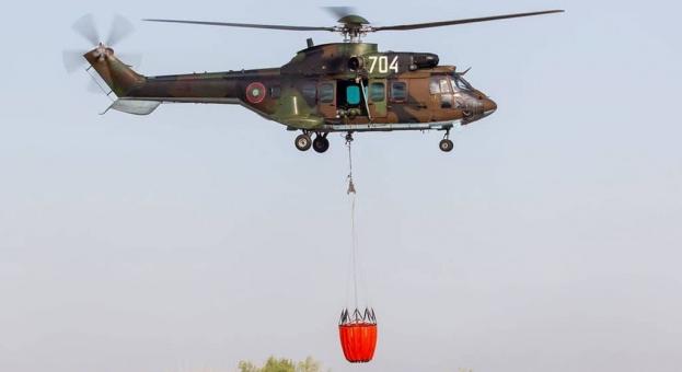 Военнослужещи от Сухопътните войски и Военновъздушните сили с два вертолета участват в потушаването на три големи пожара, възникнали в  страната