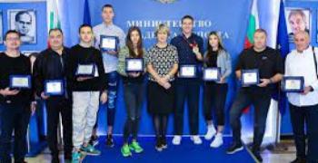 Министър Лечева награди спортисти за постигнатите успехи