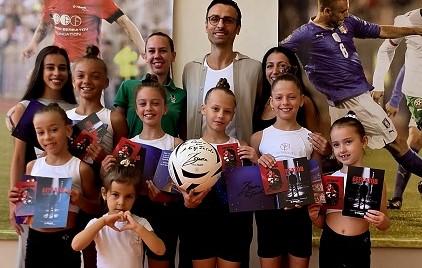 Бербатов се среща с ученици и таланти от школата на „Берое“ преди спектакъла си в Стара Загора