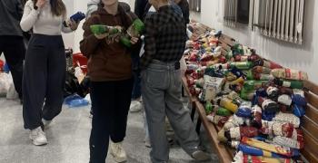 Рекордните близо 1 тон хранителни продукти събраха младежите от МОС за кампанията „Дари, за да зарадваш“