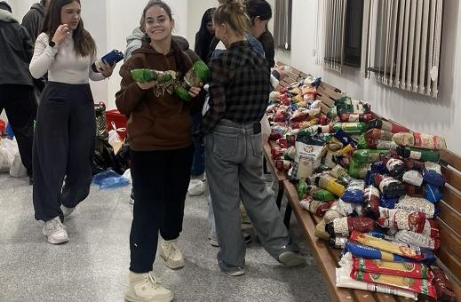 Рекордните близо 1 тон хранителни продукти събраха младежите от МОС за кампанията „Дари, за да зарадваш“