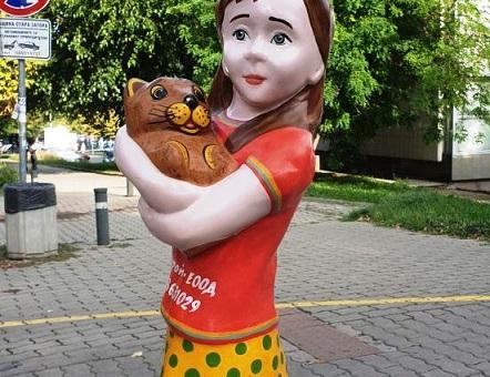 Пореден вандалски акт срещу фигурата на момиче с домашен любимец до Второ ОУ „П. Р. Славейков" 