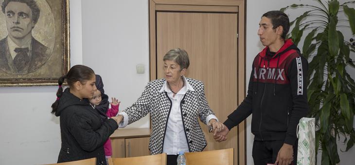 Наградиха спасителя на намушканата във влака Виктория