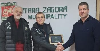 Кметът Живко Тодоров връчи наградата „Треньор на годината“ на Веселин Добрев   
