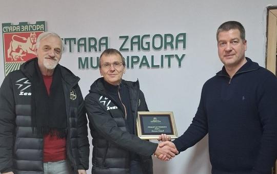 Кметът Живко Тодоров връчи наградата „Треньор на годината“ на Веселин Добрев   