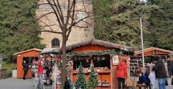 В Стара Загора: Чудни шапки и сувенири в къщички красиви