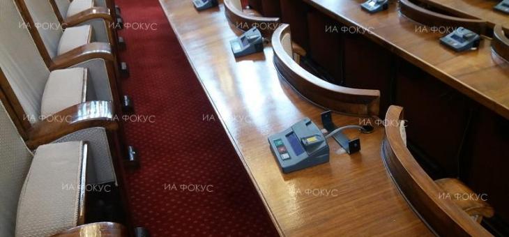 Парламентът не събра кворум за извънредното заседание