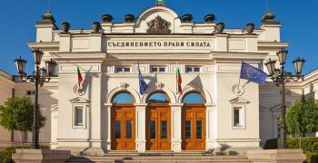 Сътрудниците на депутатите с пари на ръка