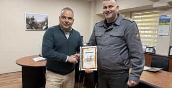 Началникът на отдел „Спортни дейности“ Петко Крумов с отличие от пожарната служба за съдействие и активна помощ в „Млад огнеборец – 2025“