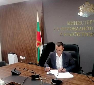 Кметът на Чирпан Ивайло Крачолов подписа споразумение с МРРБ за ремонт на пътя Винарово - Могилово