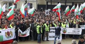 Увеличение на заплатите на МВР и медиците за сметка на детските надбавки