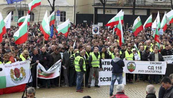 Увеличение на заплатите на МВР и медиците за сметка на детските надбавки 