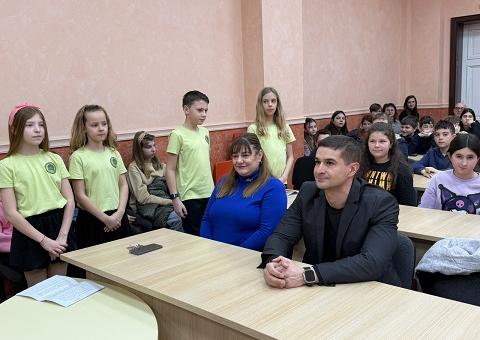 Петокласници от Второ ОУ „П. Р. Славейков“ отправиха „Благослов за България“ в навечерието на 3 март
