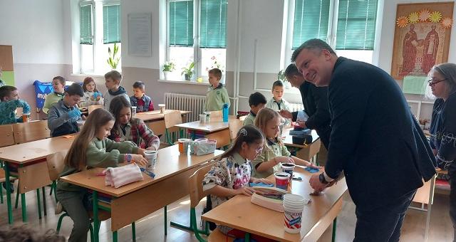 Зам.-кметът Радостин Танев и деца от Пето ОУ засадиха семена от 7 дървесни вида в кофички от кисело мляко   