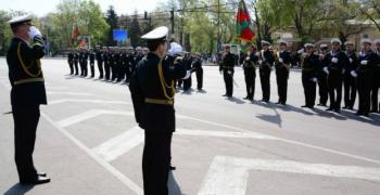 Военният министър забрани употребата на алкохол и наркотици в работно време