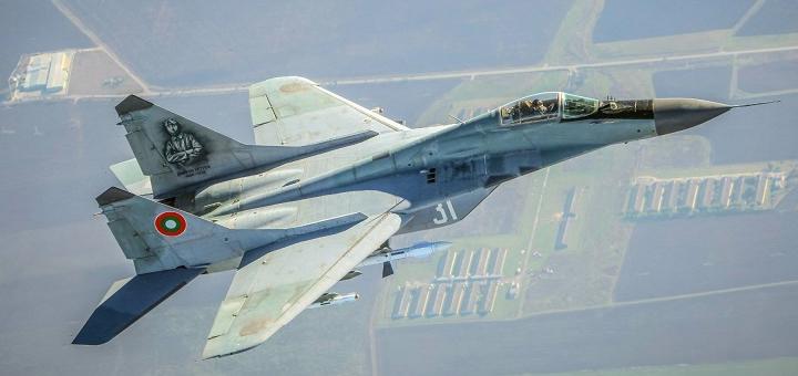 Изтребител ескортира пътнически самолет над България след сигнал за „незаконна намеса на борда“