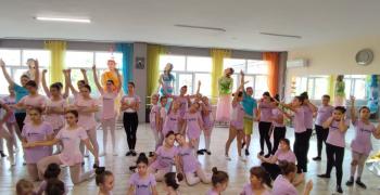 Двуметрови кукли, задвижвани от деца, оживяват на сцената в мюзикъла на „Allegra"