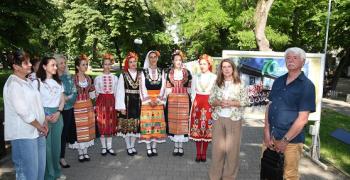 70-годишната история на Общински фолклорен ансамбъл „Загоре“ бе подредена в изложба на алея „Стара Стара Загора“   