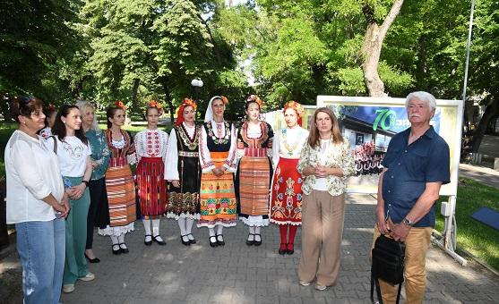 70-годишната история на Общински фолклорен ансамбъл „Загоре“ бе подредена в изложба на алея „Стара Стара Загора“   
