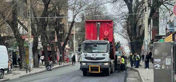 Полагат последен асфалтов пласт по част от ул. "Гурко", ограничено е преминаването на МПС