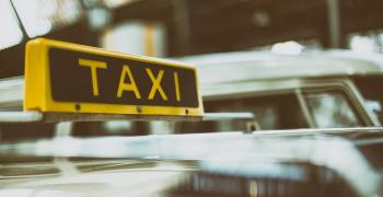 Хванаха шофьор да кара такси без да има правоспособност