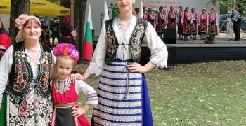 Баба и внучки пяха заедно на сцената на "Богородична стъпка" край Стара Загора