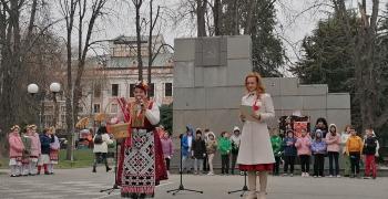 Баба Марта бързала, мартенички в Стара Загора вързала