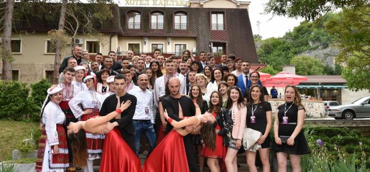 Сдружението на сираците търси подкрепа за „Звезден бал“ на 29 абитуриенти в неравностойно положение