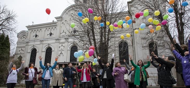 С молебен и символичен полет на балони в небето започна отбелязването на Международния ден на хората с редки болести в Стара Загора