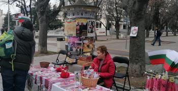 Сдружение подреди красиви мартеници, за да помогне за лечението на Бети от Стара Загора