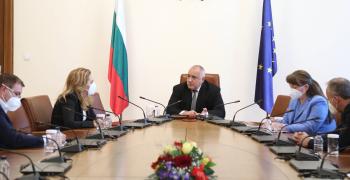 Борисов разпореди спиране на имунизациите с „АстраЗенека“