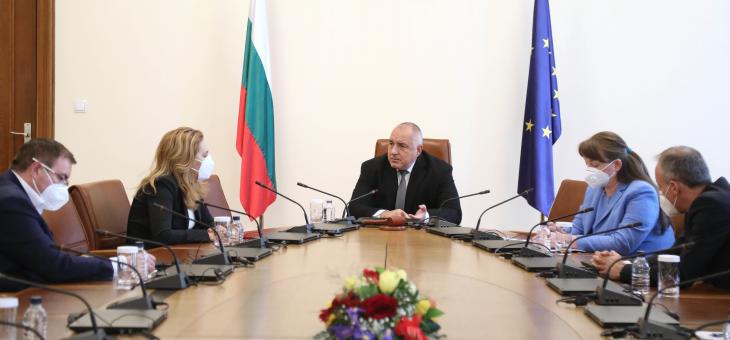 Борисов разпореди спиране на имунизациите с „АстраЗенека“