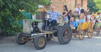 Библиотека на каруци обикаля ловешко село 