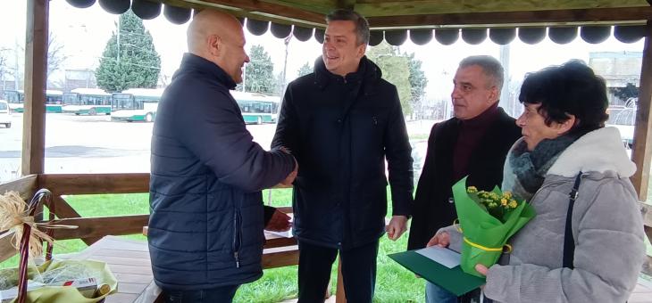 Екип на старозагорски тролейбус бе поздравен за достойна постъпка по време на смяна