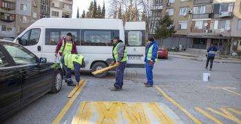Освежават пътната маркировка в Стара Загора