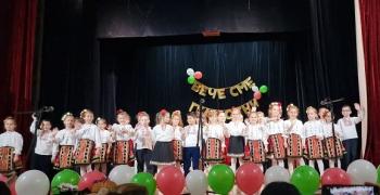Със спектакъл, посветен на България, първокласници в Стара Загора отбелязаха своя Празник на буквите