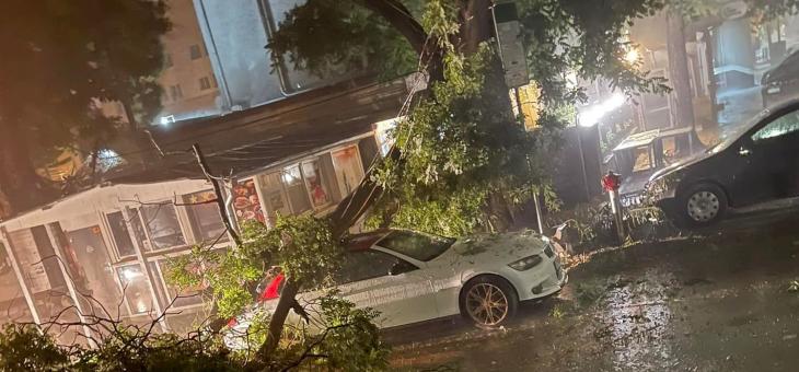 Няма пострадали хора заради бурята в Стара Загора, около 70 сигнала са получени за щети